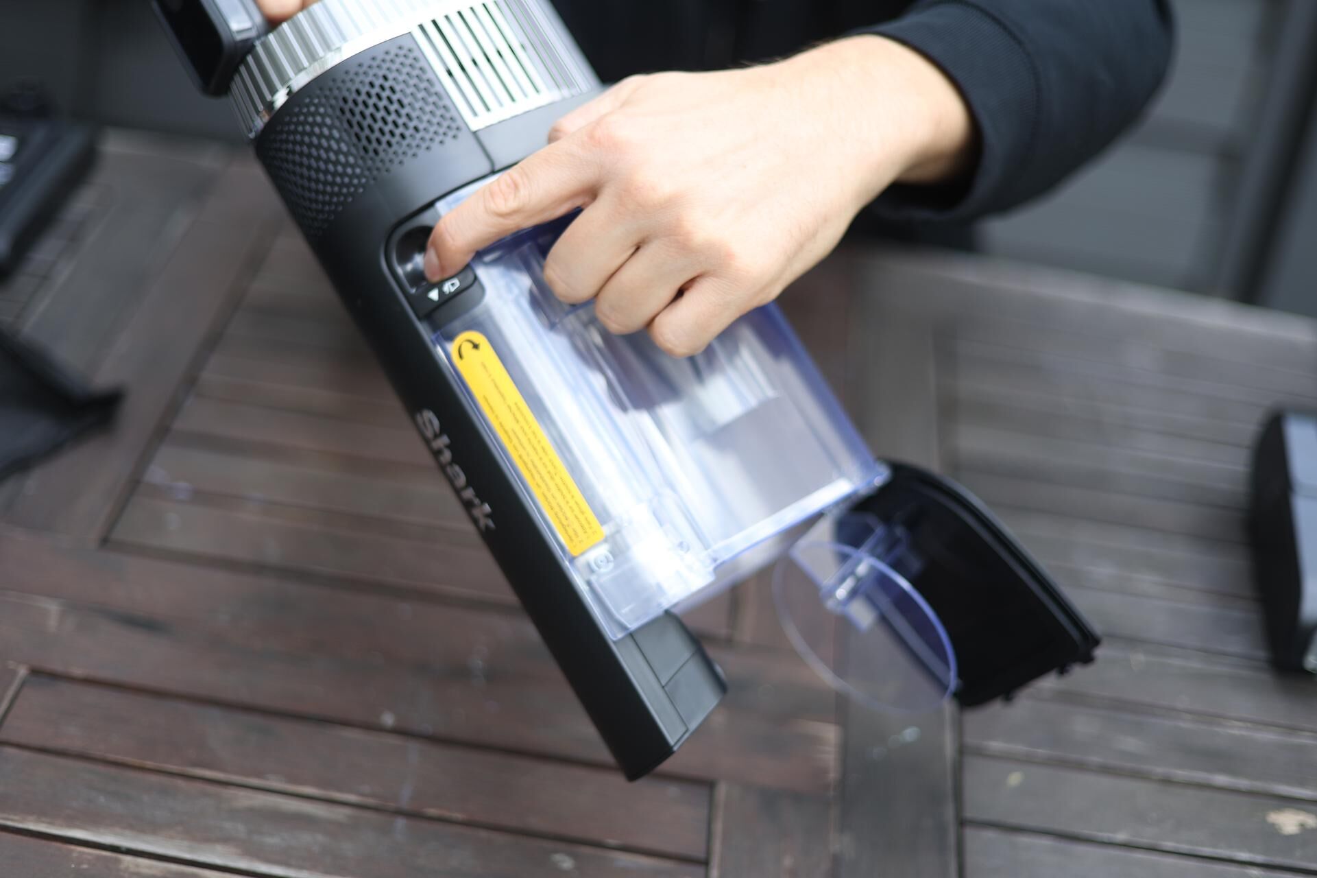 Staubbehälter des Shark Stratos entfernen